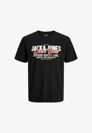 Czarny bawełniany T-shirt z okrągłym dekoltem, na którym znajdują się białe i czerwone nadruki, w tym nazwa marki "Jack & Jones" oraz tematyczne oznaczenia.