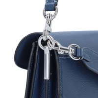 Kék bőr kézitáska texturált felülettel, ezüst hardware-rel és láncos pánttal. Háromszög záródása van, és kontrasztos fekete szélekkel rendelkezik.