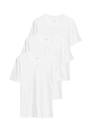 Drei schlichte weiße V-Ausschnitt Kurzarm-T-Shirts gestapelt mit M&S-Label innen am Kragen vor weißem Hintergrund.