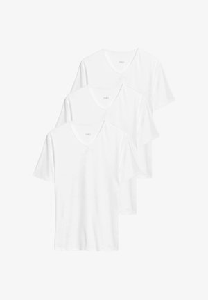 Drie simpele witte T-shirts met V-hals en korte mouwen opgestapeld met een M&S-label binnenin de kraag op een witte achtergrond.