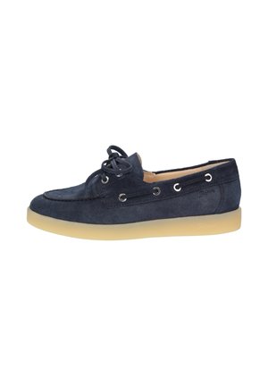 Navyblauwe suède bootschoen met veters aan de voorkant, zilverkleurige oogringen en een beige rubberen zool, zijaanzicht op witte achtergrond.