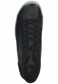 Sneaker alta in pelle nera con lacci neri, texture liscia, punta arrotondata e suola in gomma chiara a contrasto. Presenta un branding minimo.