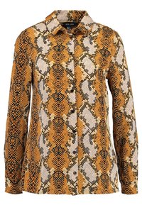 Camicia a maniche lunghe con motivo a serpente, caratterizzata da tonalità di marrone, nero e crema. Design con colletto, chiusura frontale con bottoni e una texture liscia.