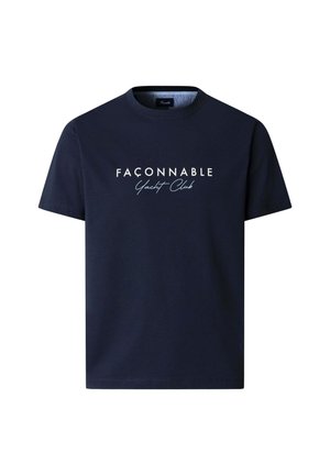 Camiseta de manga corta azul marino con texto blanco y azul claro "FAÇONNABLE Yacht Club" centrado en el pecho.