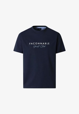 Navy blauwe T-shirt met korte mouwen en "FAÇONNABLE Yacht Club" in witte en lichtblauwe letters centraal op de borst.