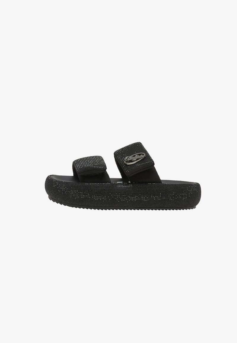 Sandale à plateforme noire avec deux brides réglables, surface texturée et détail de logo argenté sur la bride supérieure.
