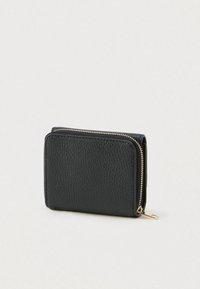 Čierna kožená peňaženka s textúrovaným povrchom, vybavená zlatým zipsom a kompaktným obdĺžnikovým tvarom, vhodná na karty a hotovosť.