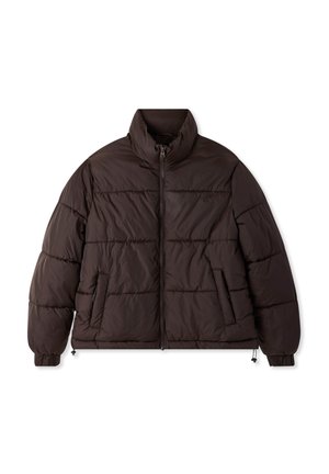 Giacca imbottita marrone con collo alto, chiusura con zip e due tasche laterali. Presenta ampi segmenti trapuntati ed elastici ai polsi.