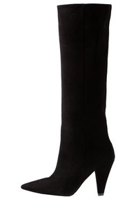 Botte noire en suède montante pour femmes avec un bout pointu et un talon conique haut, présentée de côté sur un fond blanc.