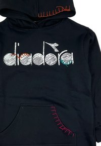 Felpa con cappuccio in tessuto blu navale, caratterizzata da un colorato logo "diadora", cuciture accentate in arancione e rosa, e una tasca frontale.