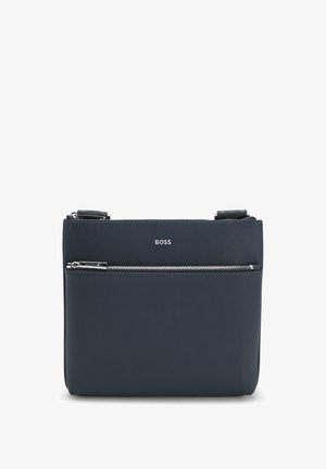 Marineblaue Leder-Umhängetasche, rechteckige Form, mit einer vorderen Reißverschlusstasche, silbernen Beschlägen und einem eingeprägten Logo auf der Vorderseite.