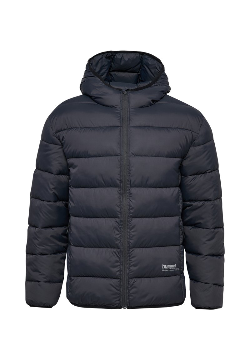 Mörkblå puffjacka med huva, med horisontella quiltade sektioner, en framdragkjedja och en liten Logotyp på nedre högra sidan.