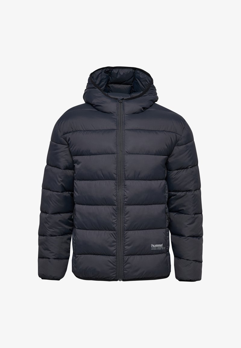 Granatowa kurtka puchowa z kapturem, z poziomymi wzorami pikowania, z zamkiem z przodu i małym logo po prawej stronie u dołu.