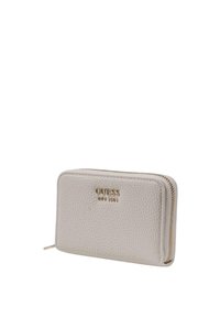 Witte leren portemonnee met textuur, goudkleurige hardware en rits, met het reliëf 'GUESS EST 1981' logo op de voorkant.