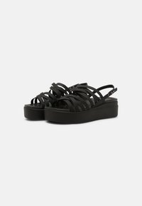 Crocs BROOKLYN STRAPPY - Sandali con plateau - black