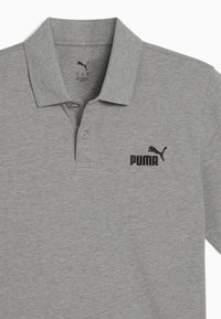 Pilkas polo marškinėlis, pagamintas iš tekstūruotos medžiagos, su dviem mygtukais ir juodu siuvinėtu Puma logotipu kairėje pusėje.