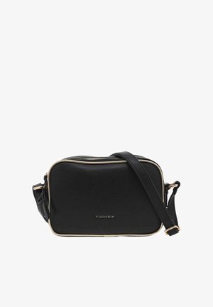 Sac bandoulière en similicuir noir avec des accents dorés, de forme rectangulaire et une bandoulière amovible. Présente une texture lisse et un logo de marque sur le devant.