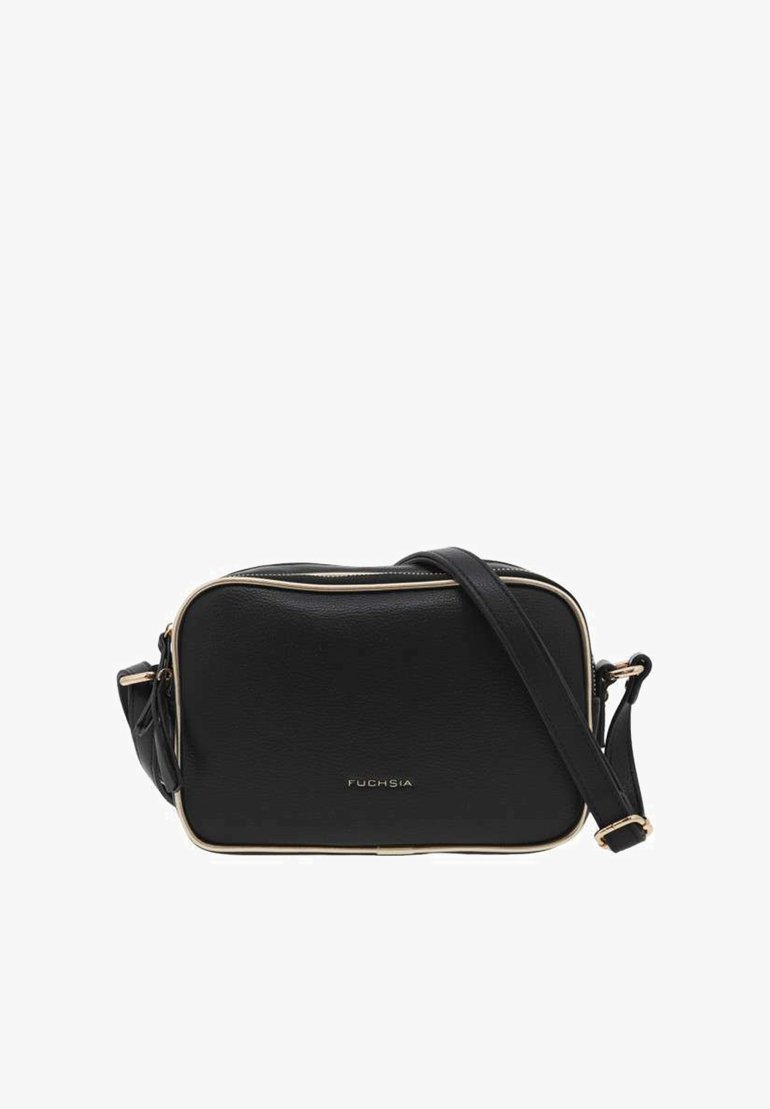 Sac bandoulière en similicuir noir avec des accents dorés, de forme rectangulaire et une bandoulière amovible. Présente une texture lisse et un logo de marque sur le devant.
