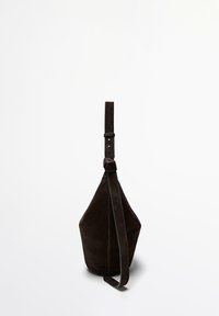 Borsa in suede marrone scuro a forma triangolare, con tracolla regolabile e dettagli di cucitura visibili lungo i bordi. Design minimalista.