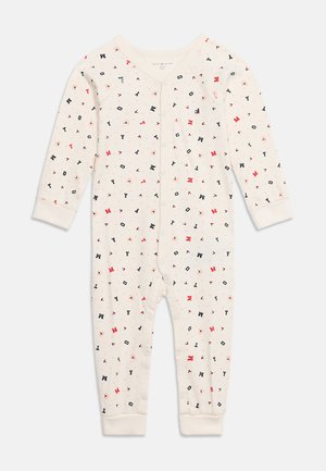 Body bébé couleur crème à manches longues, avec des boutons-pression devant et sur les jambes, imprimé de lettres rouges et noires dispersées.