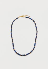 Κολιέ με εναλλασσόμενες κυλινδρικές χάντρες από μπλε πέτρα και μικρές στρογγυλές χρυσές χάντρες, με κούμπωμα χρυσής αλυσίδας σε λευκό φόντο.