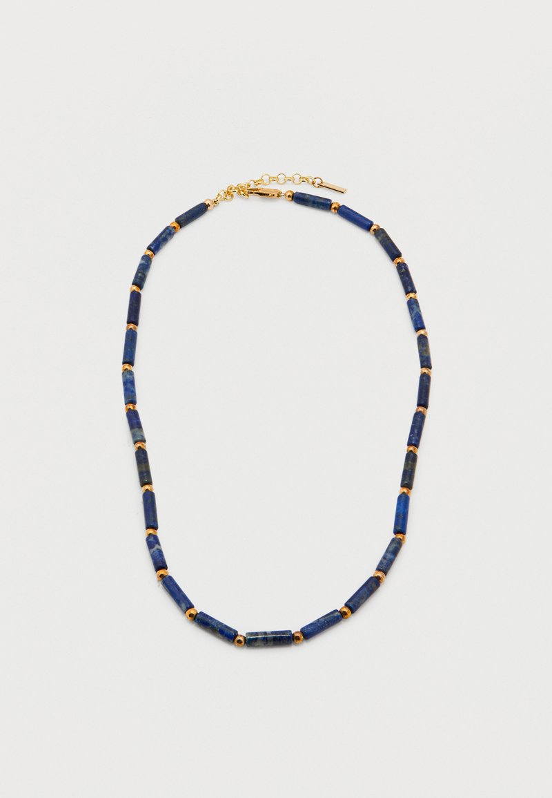 Κολιέ με εναλλασσόμενες κυλινδρικές χάντρες από μπλε πέτρα και μικρές στρογγυλές χρυσές χάντρες, με κούμπωμα χρυσής αλυσίδας σε λευκό φόντο.