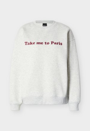 Svetlosivá mikina s okrúhlym výstrihom a bordovým nápisom „Zober ma do Paríža“ umiestneným v strede prednej strany, s rebrovanými manžetami a lemom.