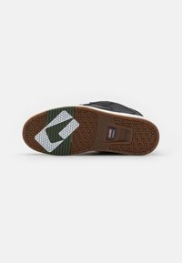 Globe SABRE - Trainers - black/combat