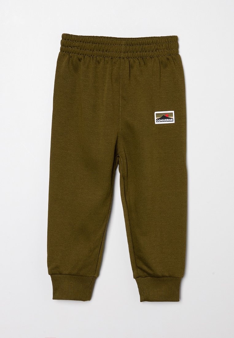 Pantalons de jogging vert olive en tissu doux, avec une taille élastique et des poignets, ornés d'un petit patch logo de la marque sur le côté.