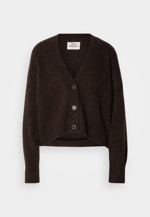 Cardigan court marron foncé en maille texturée. Présente un décolleté en V profond, un avant boutonné et des poignets côtelés.