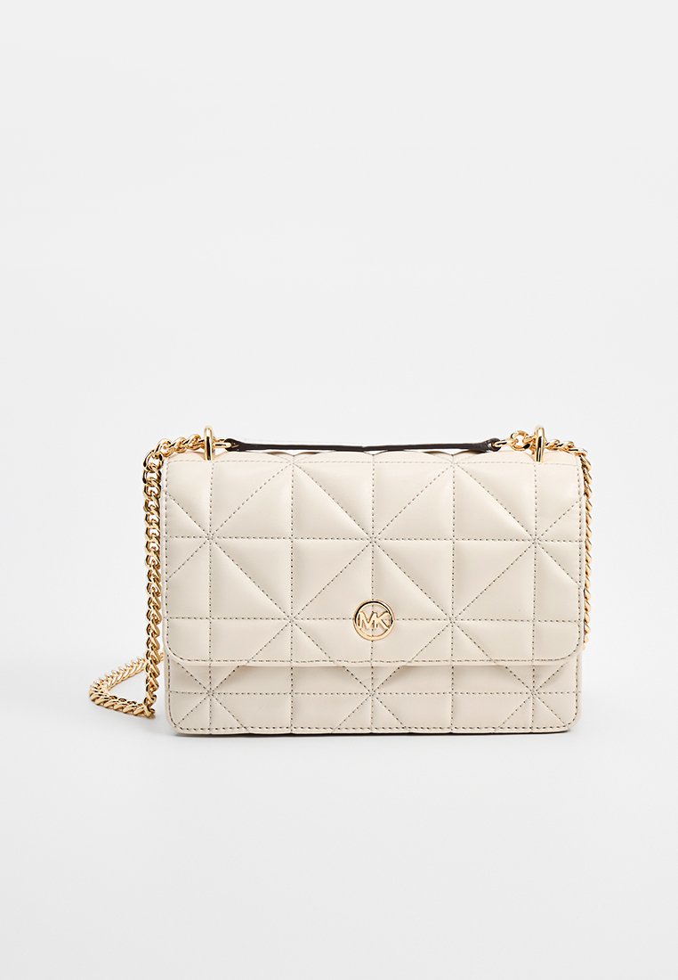 Gep quiltete beiger Leder Crossbody-Tasche mit goldener Kettenriemen, geometrischem Muster und Logo-Akzent auf der Vorderseite.