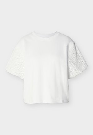 Λευκό κοντομάνικο τοπ με στρογγυλή λαιμόκοψη και φουσκωτά μανίκια με γεωμετρικό μοτίβο με λέιζερ.