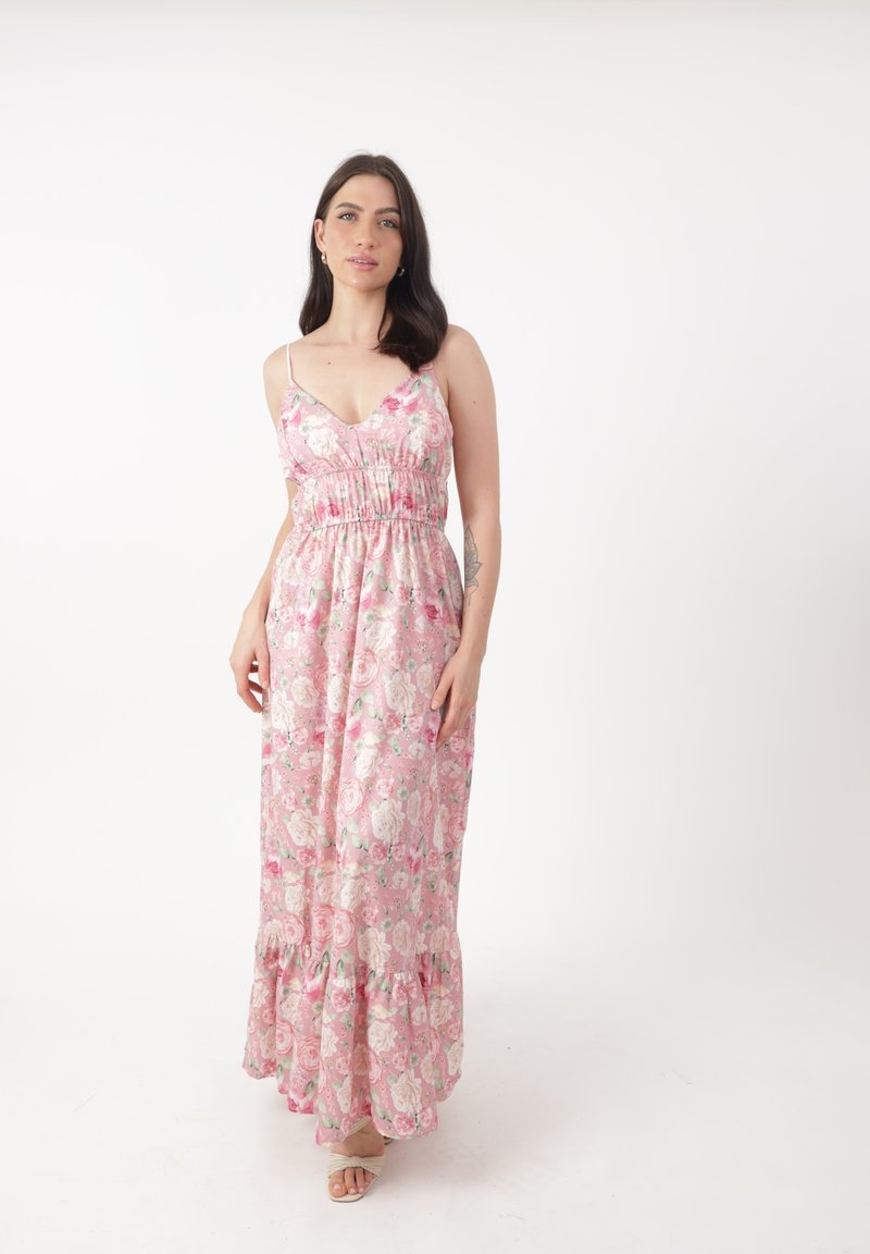 Robe maxi florale en tissu léger, arborant un fond rose avec des motifs de roses, des bretelles fines, une taille smockée et un ourlet froncé.