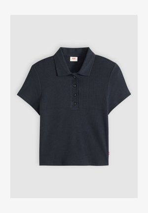 Μαύρο ριμπ πικέ πόλο με κοντά μανίκια, τέσσερα κουμπιά και διπλωμένο γιακά, απλωμένο επίπεδα σε ανοιχτό φόντο.