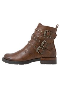 Stivaletto in pelle marrone con tre cinturini regolabili e borchie argentate. Tacco basso a blocco, punta rotonda, finitura testurizzata e linguetta sul retro.