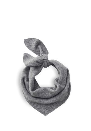 Écharpe tricotée grise douce attachée en un nœud lâche, disposée en forme triangulaire sur fond blanc.