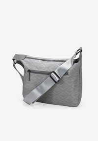 Bolso cruzado gris con un patrón de diamantes en relieve, bolsillo frontal con cremallera, correa ajustable y acentos de hardware mate.