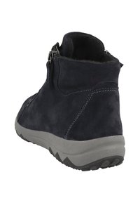 Stivale alla caviglia in suede blu navy con una finitura testurizzata e suola in gomma grigia. Presenta cerniere laterali e cuciture a contrasto per dettagli.