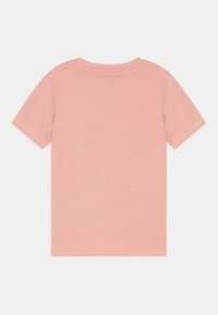 Guess JUNIOR CORE - T-shirt estampada - dreamy rose