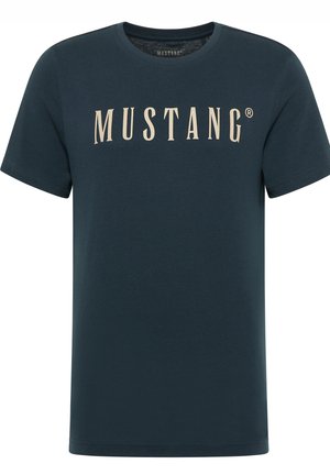 Tamsiai mėlynas trumpomis rankovėmis marškinėliai, pagaminti iš medvilnės, su apvaliu kaklu. Papuošti įspūdingu smėlio spalvos "MUSTANG" logotipu per krūtinę.