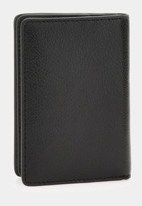Portafoglio in pelle nera con superficie testurizzata. Presenta un design piegato, cuciture visibili e bordi lisci. Forma compatta e rettangolare.