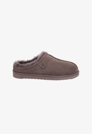 Brune ruskinds slip-on hjemmesko med blødt pelsfor og gummisål, set fra siden på en hvid baggrund.