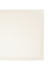 Tovaglia beige chiaro con un sottile motivo a diamante e un delicato bordo. Realizzata in tessuto texturizzato, offre un aspetto morbido ed elegante.