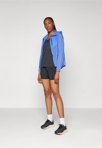 HOKA SKYFLOW JACKET - Neperpučiamoji striukė - cosmos