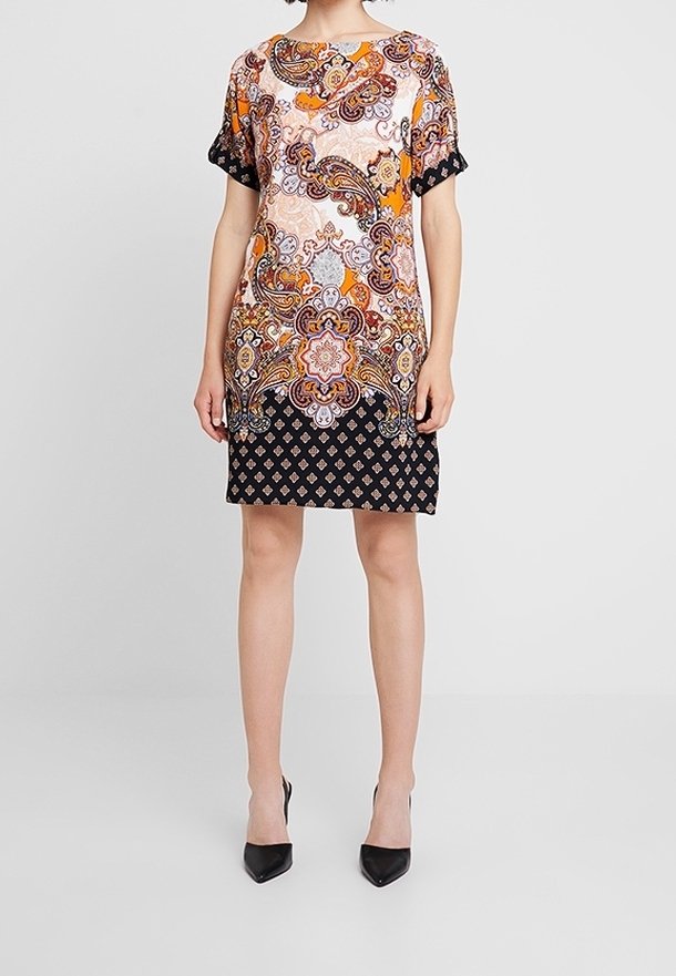Vestido de manga corta con un colorido estampado de paisley y una sección inferior negra con acentos geométricos; hecho de una tela suave.