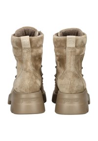 Botas de tobillo de ante beige con un acabado texturizado, cuello acolchado y un tacón con logotipo. Presentan cordones redondos y ojales de metal.
