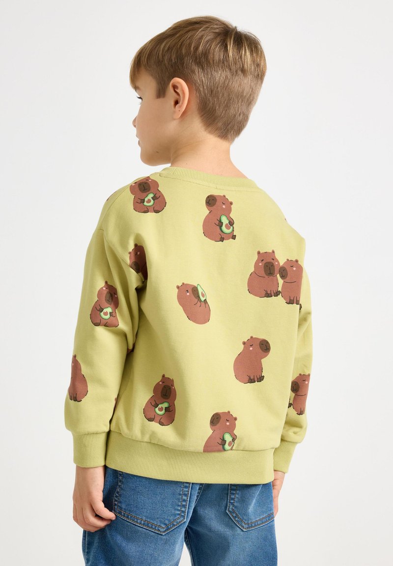 Groene sweater met bruine dierenprints. Lange mouwen, geribbelde boorden en zoom, zachte katoenen stof. Casual pasvorm, met een ronde hals.