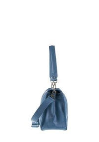 Borsa a tracolla in pelle blu con superficie strutturata, dotata di una tracolla larga, chiusura in metallo argentato, forma angolare e apertura superiore.