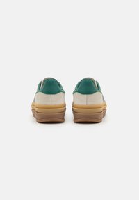 adidas Originals GAZELLE BOLD - Αθλητικά παπούτσια - off white/silver metallic/collegiate green