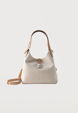 Bézs szövet kézitáska világosbarna bőr fogantyúkkal és pánttal, ezüst kapocs részlettel, strukturált aljjal és minimalista dizájnnal.